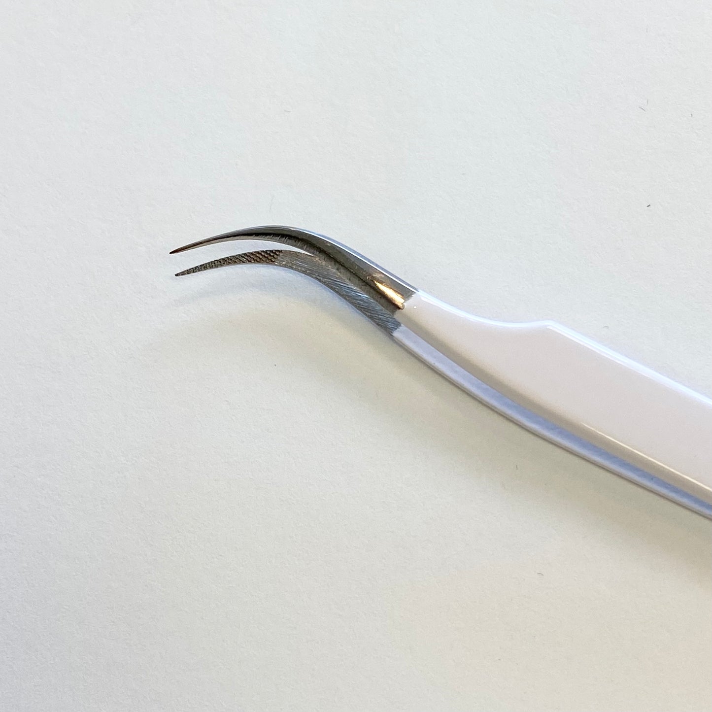 White Silk Curved Fiber Tip tweezer