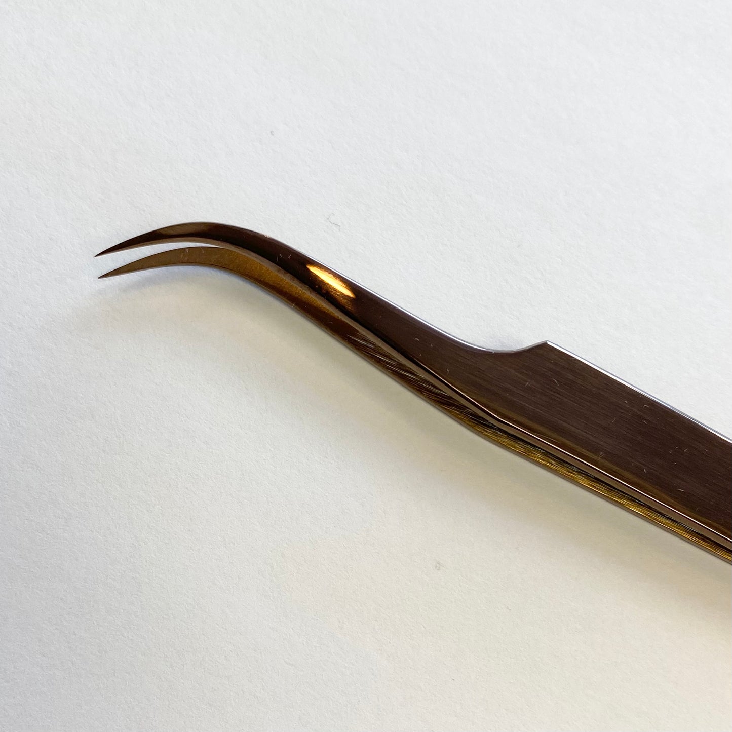 Dark Honey Curved tweezer